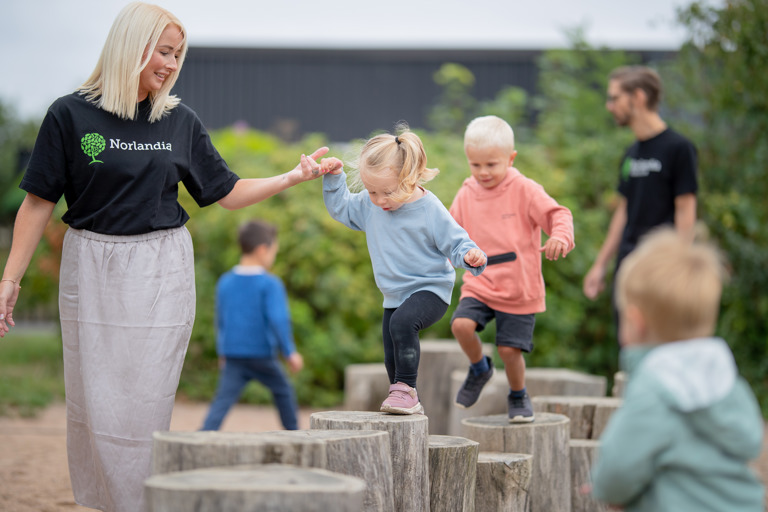 Varhaiskasvattaja Taluttaa Lasta