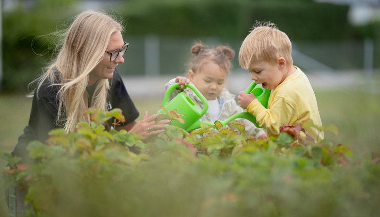 Barn vattnar växter | Norlandia Förskolor