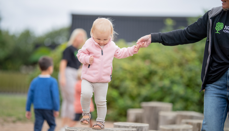 Pedagog och barn | Balansgång | Norlandia Förskolor